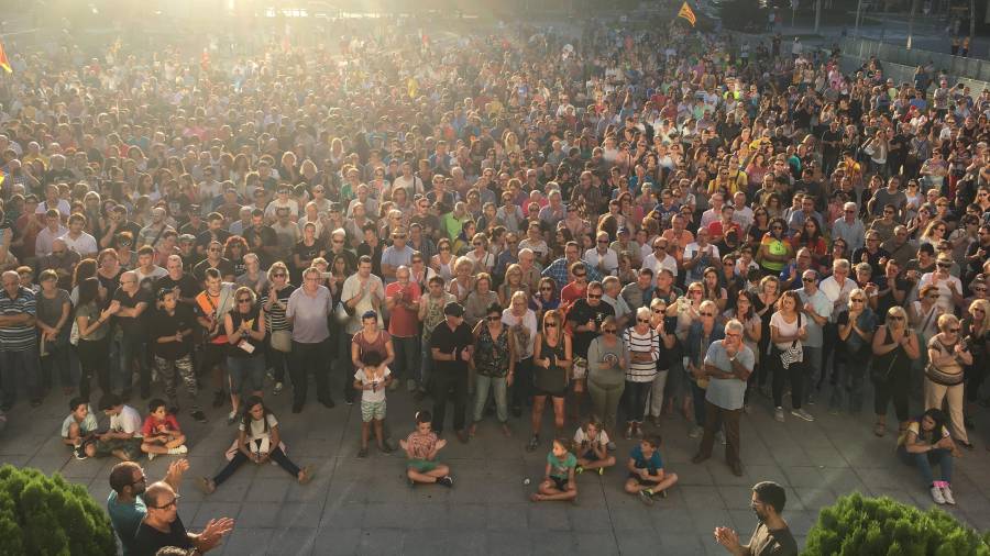 Cientos de cambrilenses, en la plaza del Ayuntamiento. FOTO: Cristina Sierra