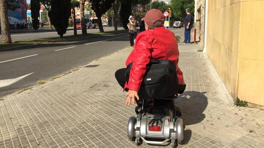 Maika lleva un año batallando para que se le permita viajar con su scooter para discapacitados. FOTO: N. Muñoz