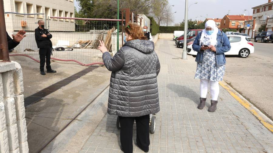 Una mujer discute con los vigilantes de seguridad a la entrada de la Oficina de Treball de Campclar; no consigue cita previa. FOTO: PERE FERRÉ