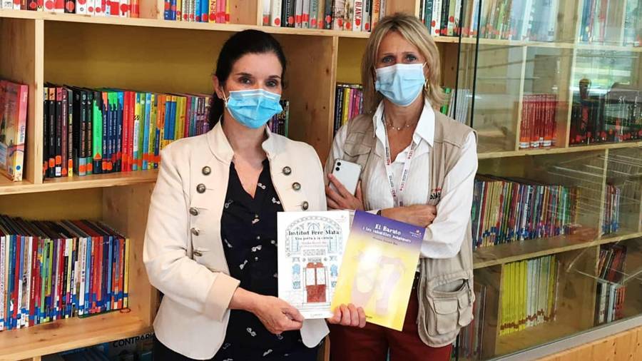 Monika Escuer entrega los libros a la biblioteca del Hospital Sant Joan de Déu. FOTO: CEDIDA