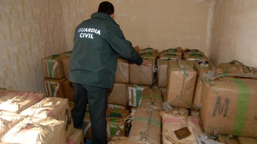 Los más de 4.000 kilos de droga intervenidos en noviembre de 2008, fotografiados en el cuartel de Sant Carles de la Ràpita.Foto: joan revillas/dt