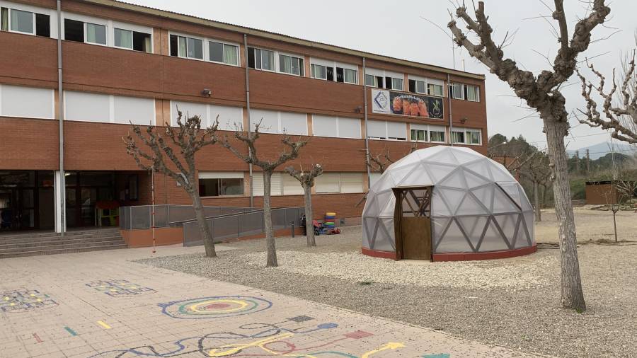Aquesta setmana s'ha instal·lat la cúpula a l'exterior de l'escola. Foto: J.G.