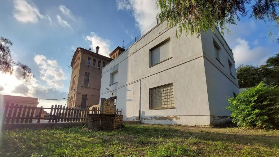 El edificio anexo ya perteneció a la escuela hasta 2002. Desde 2018 se hacen extraescolares y también hubo clases por la pandemia. FOTO: cedida