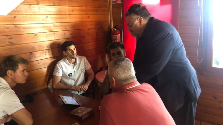 El trío arbitral junto a Onolfo y el delegado del Vilafranca cerrando el acta del partido en el bar de l'Estadi. Foto: Alfredo González