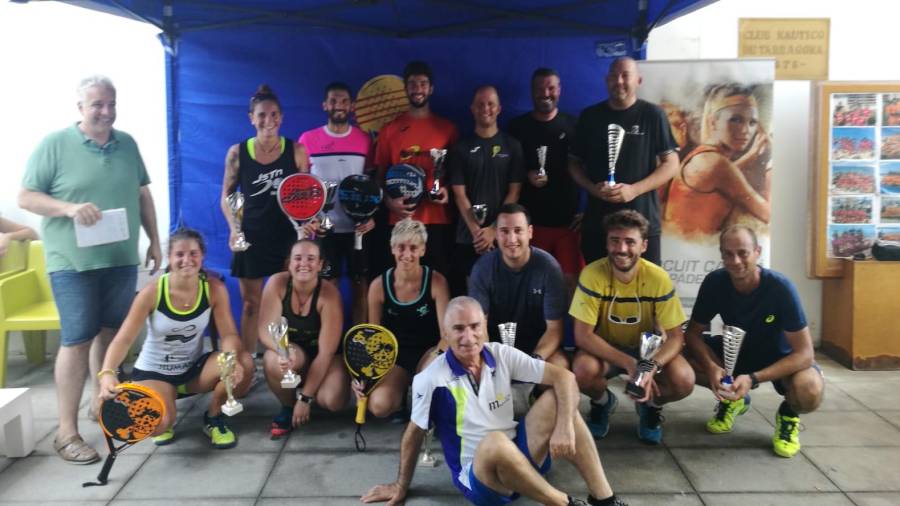 Ganadores y finalistas, durante la entrega de trofeos en el Nàutic Tarragona. FOTO: Federació Catalana de Pàdel