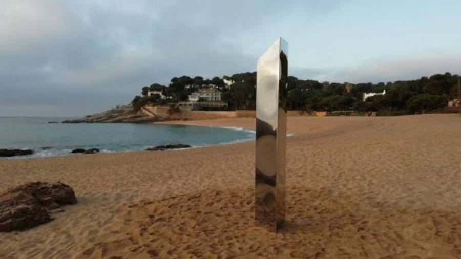 El monolito que ha aparecido en la playa Sa Conca de Castell-Platja d'Aro. Foto: Arocinema