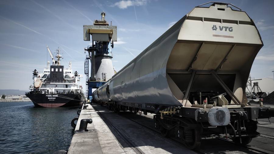 Imagen del nuevo operativo de carga estrenado  en el Port de Tarragona para transportar cereales. FOTO: DT