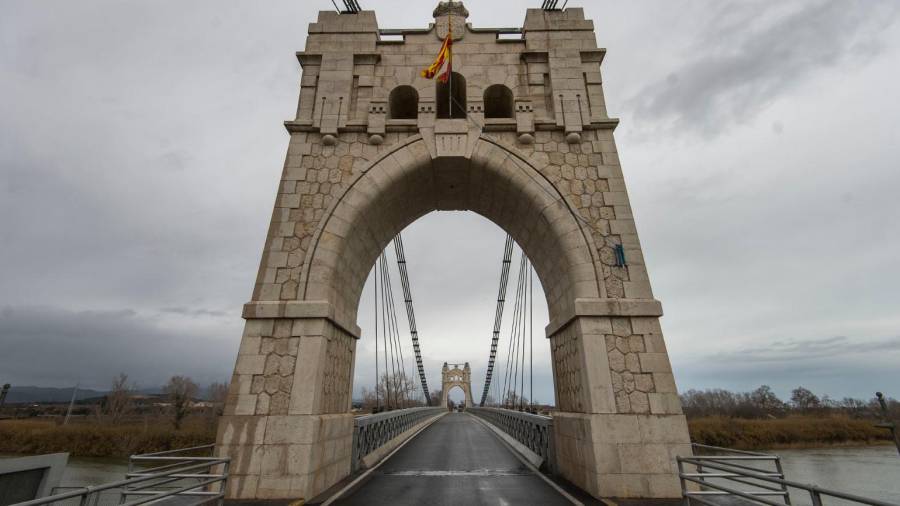El Pont Penjant d’Amposta va ser una de les infraestructures destruïdes durant la Guerra Civil Espanyola. La imatge correspon al pont tal com es pot trobar actualment. FOTO: Joan Revillas