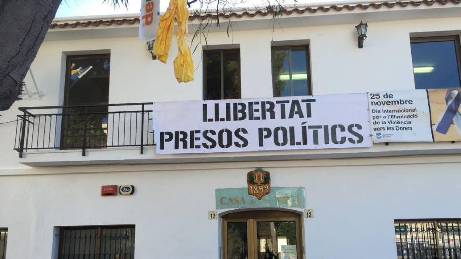 La pancarta a l'Ajuntament de Cunit.