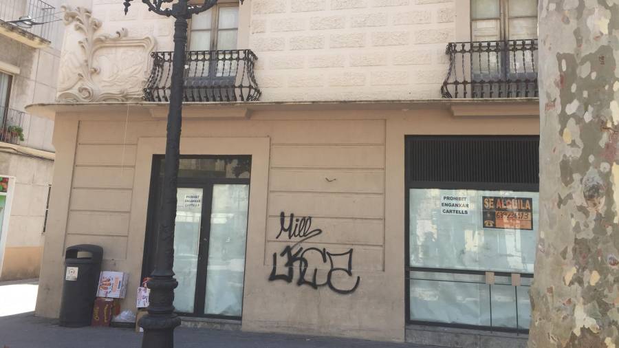 El edificio de Cal Mumbrú de El Vendrell ha sido atacado por grafiteros.
