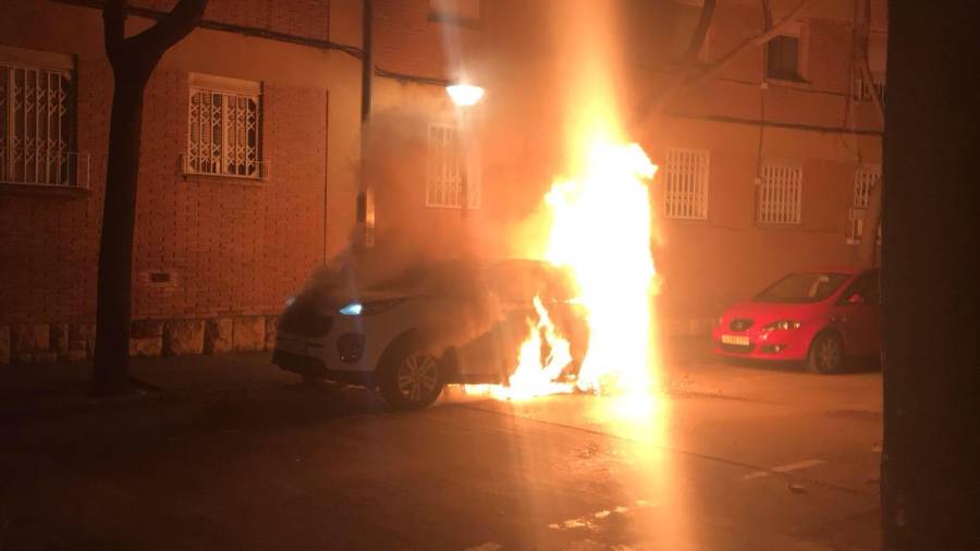 Uno de los coches ardiendo en la calle dels Antiquaris del barrio ortuny, esta madrugada. FOTO: Iv&aacute;n Compte