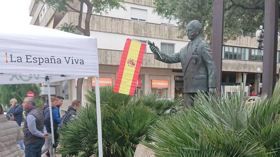 La estatua del president Lluís Companys, fusilado por Franco, apareció con una bandera española. Foto: DT