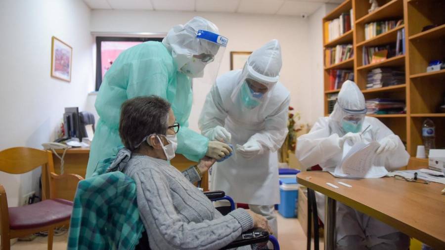 Varios sanitarios realizan análisis en una residencia de personas mayores, durante la lucha contra la pandemia. Cedida