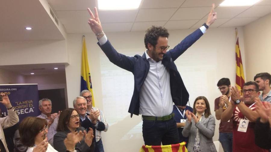 El alcaldable Pere Segura, con los dedos de la victoria en la sede del partido. FOTO: Carmina Marsiñach