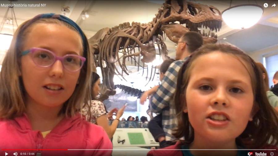 Xènia y Jordina en un vídeo donde cuentan la evolución del viaje a sus compañeros de escuela.