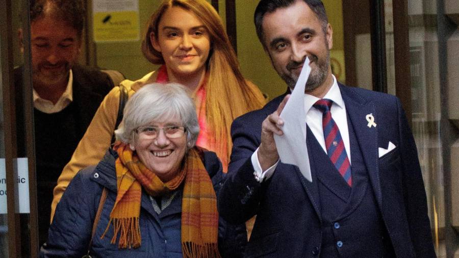 La exconsellera Clara Ponsatí, ayer al quedar en libertad, junto a su abogado Aamer Anwar, en Edimburgo. FOTO: ALAN SIMPSON/EFE