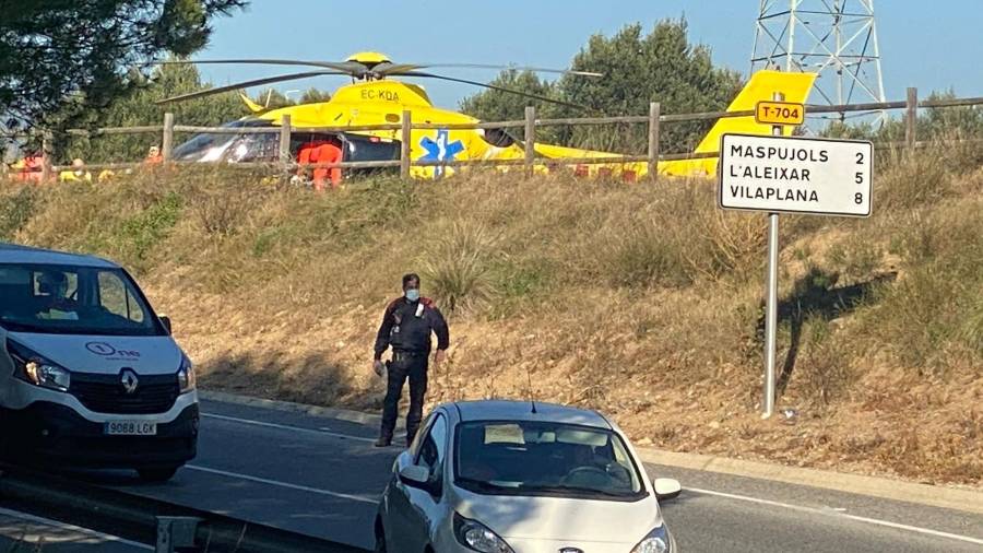 Un helicópetero medicalizado en la T-11 para atender al agente herido. FOTO: Alfredo González