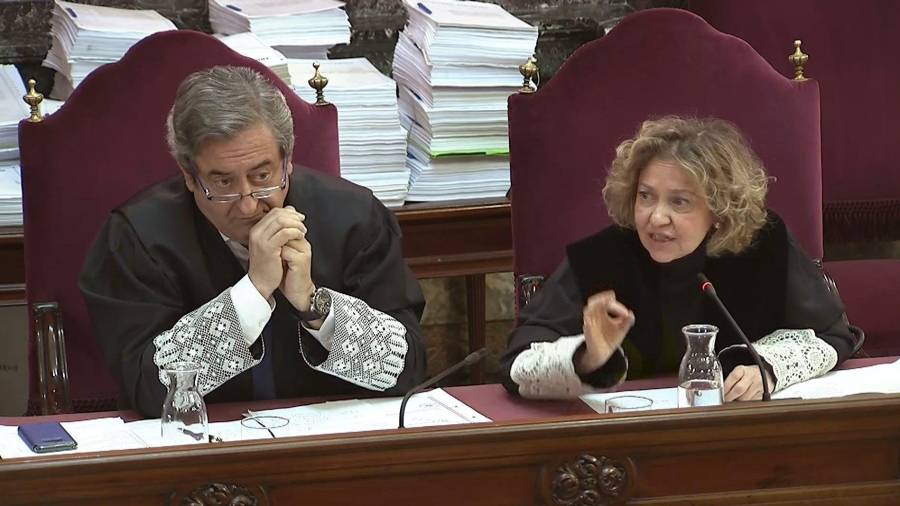 La fiscal Consuelo Madrigal y el fiscal Javier Zaragoza (i) durante los testimonios de los observadores internacionales del referéndum. EFE