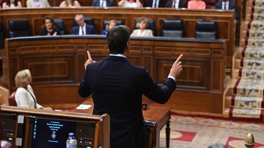 El socialista Pedro Sánchez (de espaldas) se dirige a los diputados del PP, ayer en el Congreso. FOTO: EFE