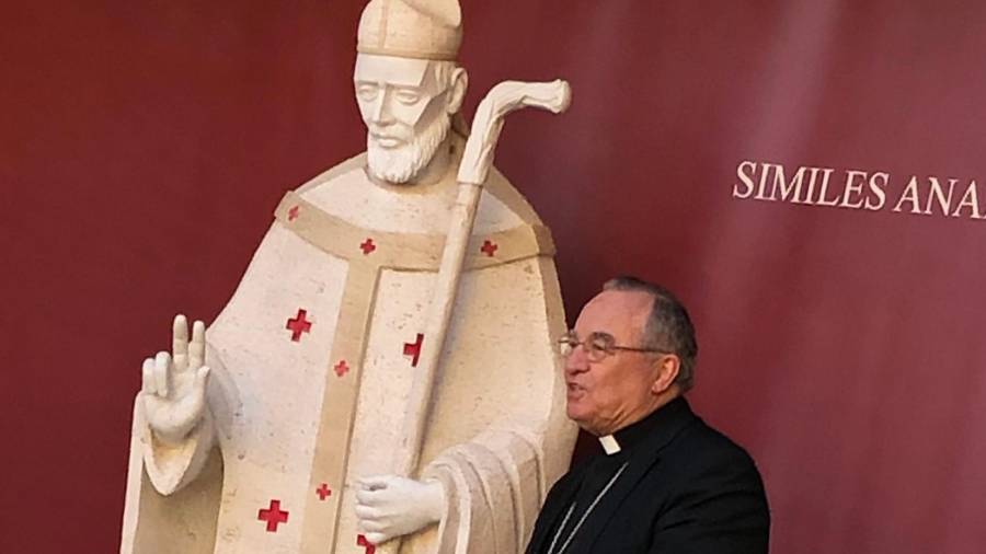 L'arquebisbe Pujol vora l'estàtua de sant Fructuós al Museu Bíblic.. DT