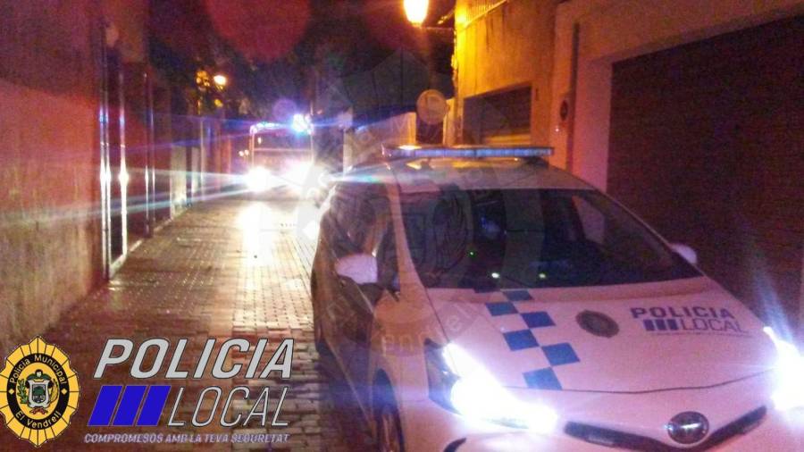 Imagen de la calle Albinyana de El Vendrell con un coche de la Policía Local cerrando el paso para dejar trabajar a los Bombers. FOTO: Policia Local del Vendrell