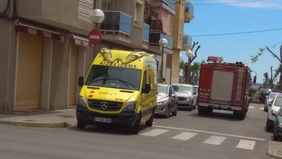 Bomberos y una ambulancia, esta tarde en la calle de Bonavista donde se ha producido el incendio. Foto: Àngel Juanpere