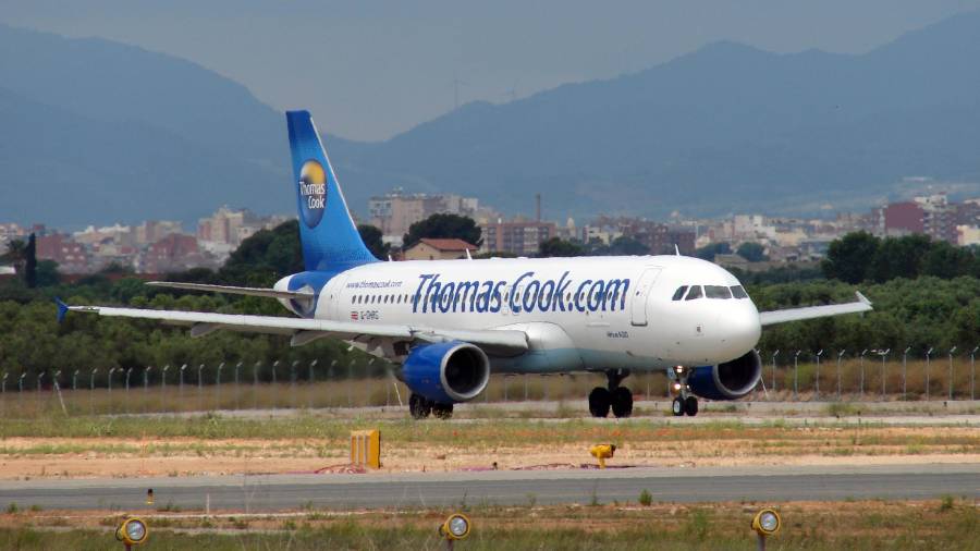 Un avión del touroperador Thomas Cook, en el aeropuerto de Reus. FOTO: Alfredo González