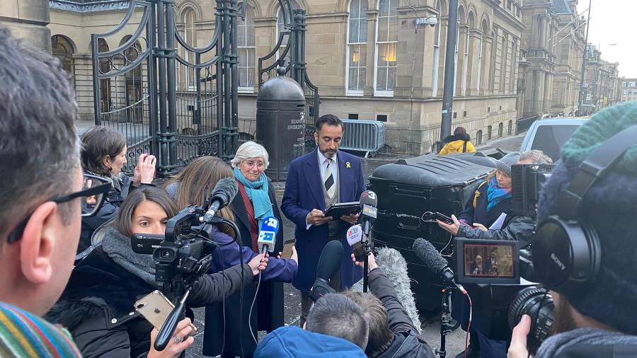 La exconsellera Carla Ponsatí, ayer en Edimburgo junto a su abogado Aamer Anwar. FOTO: ACN