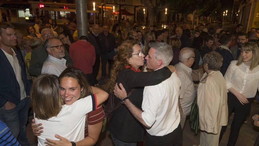 Eufòria a la seu d’ERC d’Amposta, ahir a la nit, després de la gran victòria d’Adam Tomàs. FOTO: Joan Revillas