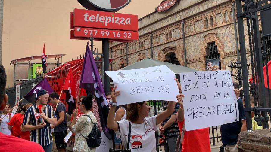 Los trabajadores de Telepizza de Reus protestaron por sus condiciones laborales. FOTO: Cedida