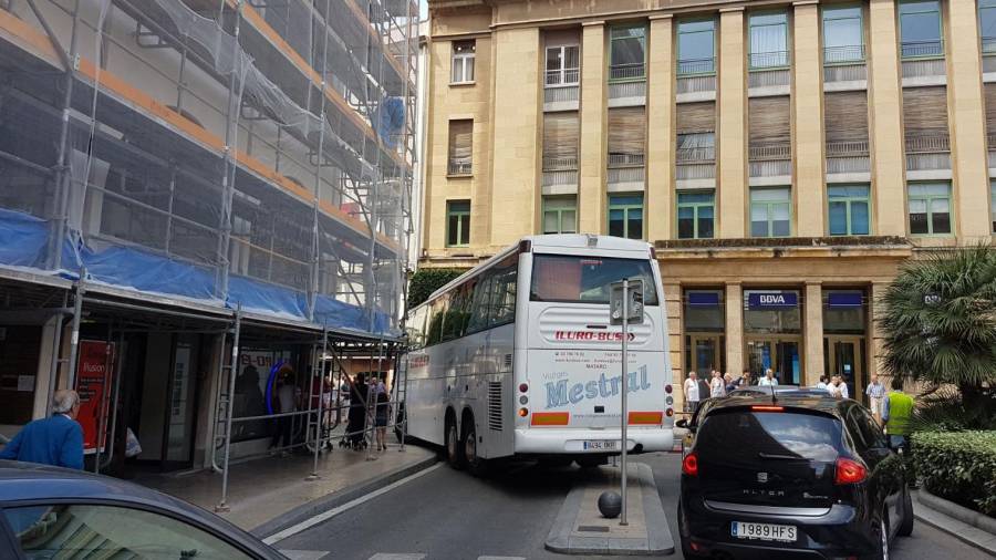 El autocar, atrapado este sábado en la plaza de Prim de Reus al no poder hacer el giro a la izquierda.