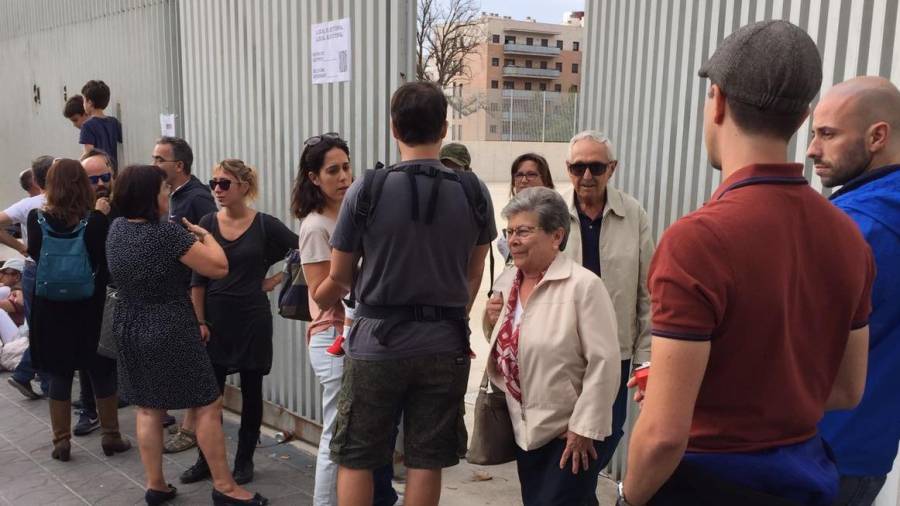 Imatge dels votants a l'Escola Tarragona. Foto: O.S
