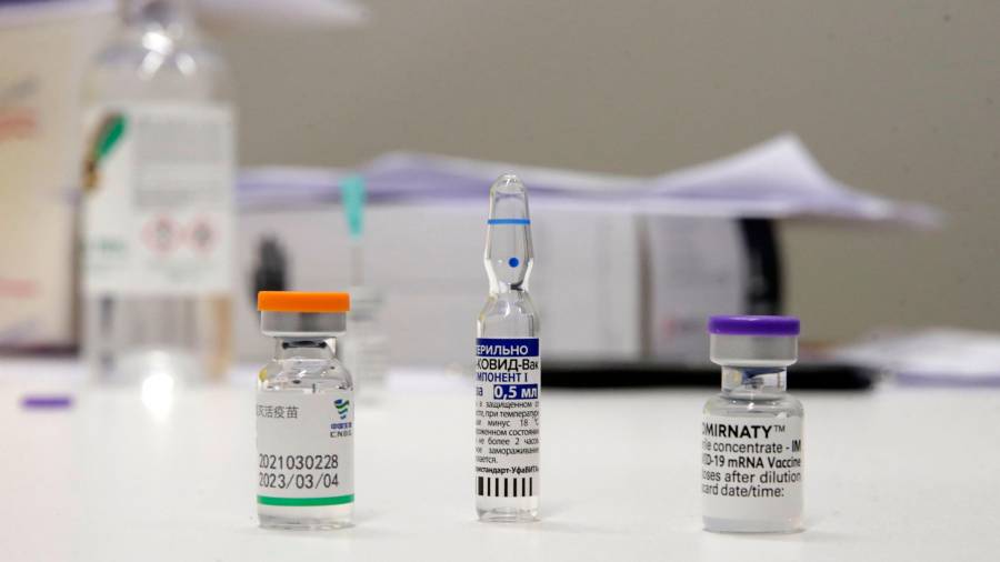 En las últimas 24 horas han recibido la vacuna 3.737 personas en toda la provincia. Foto: EFE