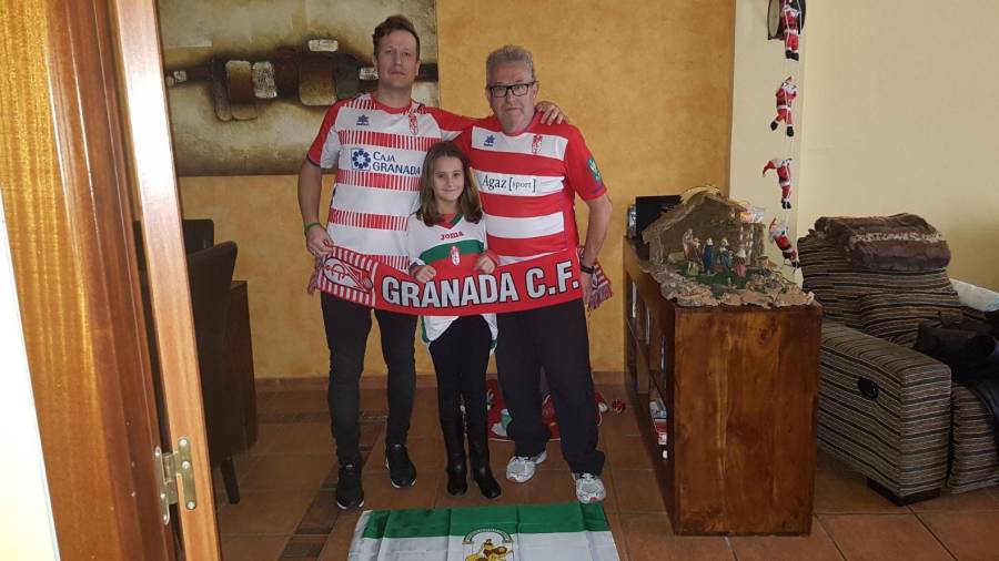 La familia Torrente bien equipada con los colores del Granada. FOTO: Cedida