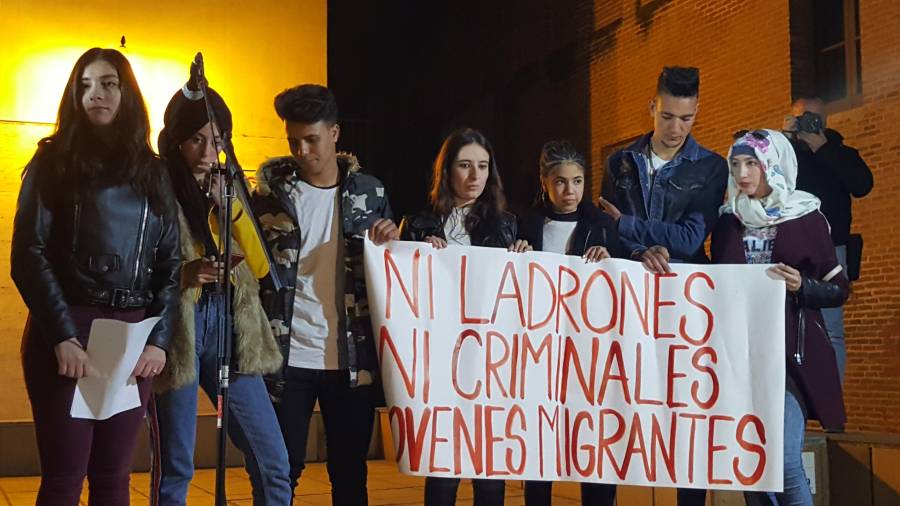Jóvenes se manifiestan contra el racismo hacia los MENAs, en Canet de Mar el 18 de marzo de 2019. FOTO: ACN