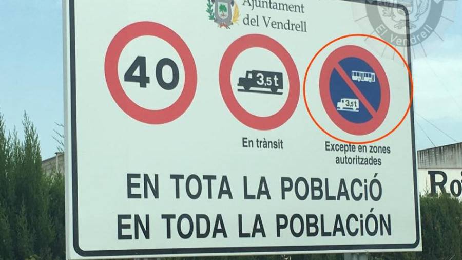 El aparcamiento de camiones está prohibido fuera de zonas autorizadas. FOTO: Policia Local Vendrell