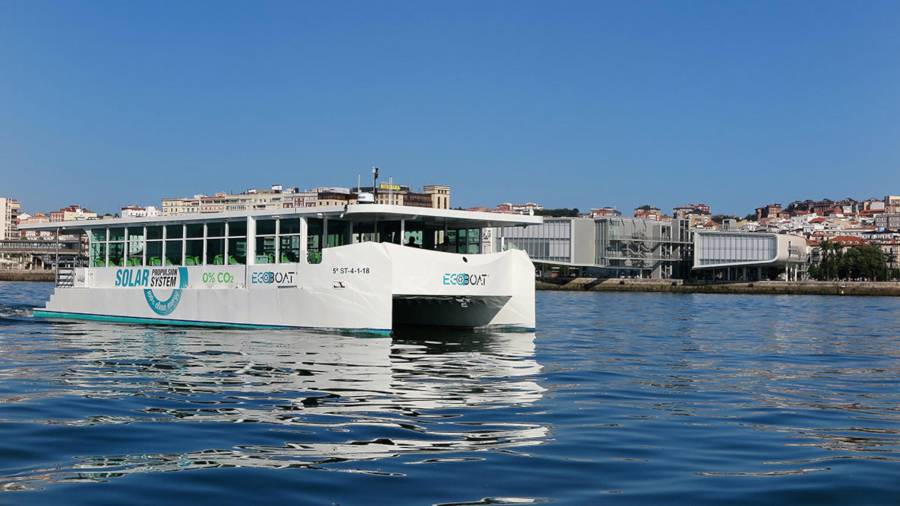 Un model d'embarcació elèctrica com la que comprarà Amposta per oferir visites turístiques des del riu Ebre. FOTO: ACN