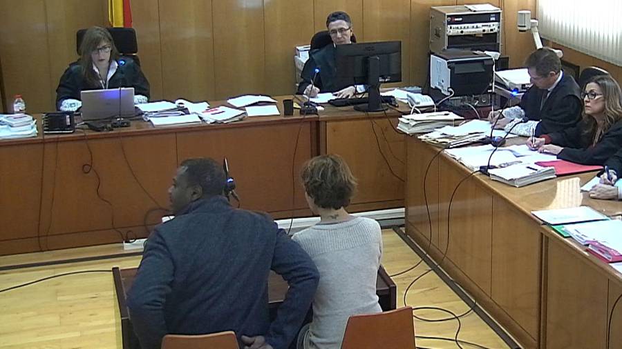 El acusado, durante su declaración el día del juicio (al lado, la intérprete). FOTO:dt