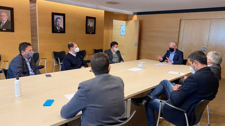 Una reunión reciente con empresariohoteleros mantenida en la sala Jaume I del Ayuntamiento de Salou. FOTO: AJUNT.AMENT DE SALOU