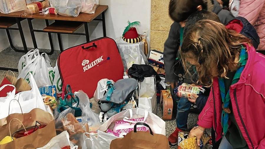 Niños y niñas del AEiG Xaloc participan de la recogida de juguetes y alimentos. FOTO: Alba Nebot