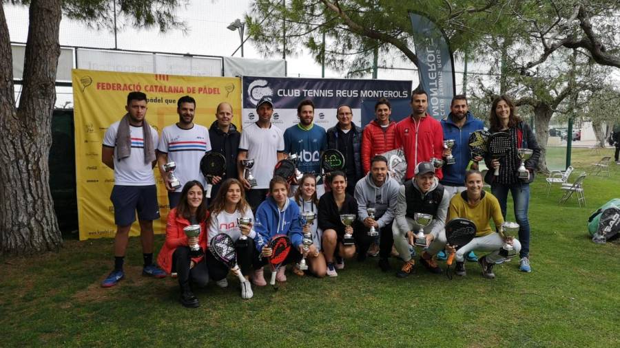 Ganadores y finalistas, en la foto de familia posterior al torneo. FOTO: Federació Catalana de Pàdel