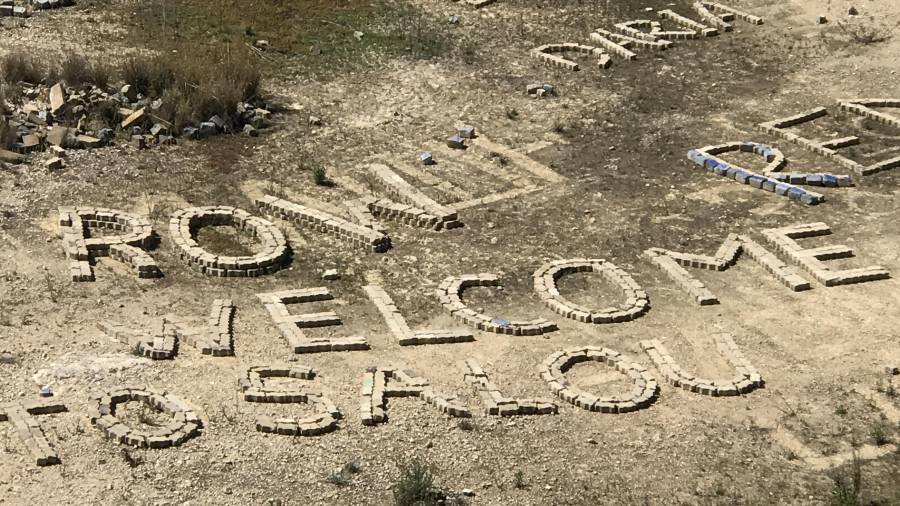 Mensaje de bienvenida de Elrow en la cantera de Cap Salou.