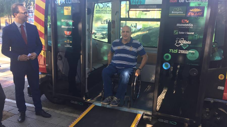 El bus autónomo cuenta con rampa para sillas de ruedas.