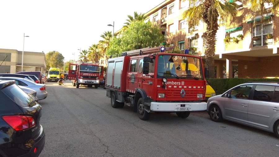 Al incendio de Campclar han acudido cuatro dotaciones de bomberos. Foto: Àngel Juanpere