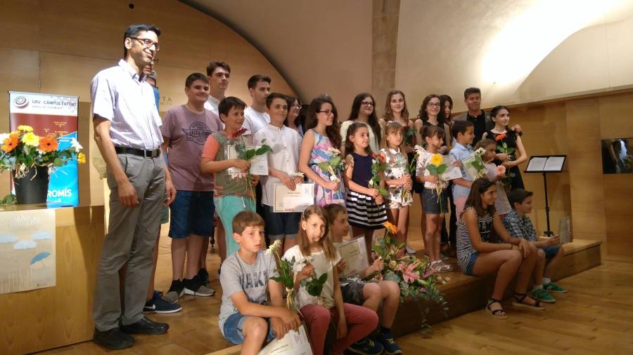 Els alumnes guanyadors del certamen a la Cripta de Cambrils.