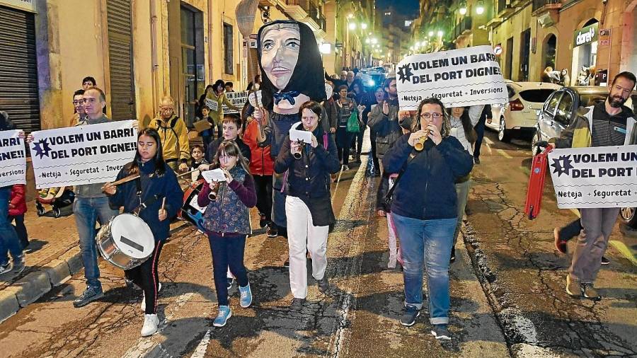 Los manifestantes, bajando por la calle Apodaca hacia la Plaça dels Infants. FOTO: alfredo gonzález