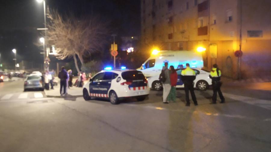 Los vehículos de emergencia, la noche del jueves en el Bloc Sant Jordi de Sant Pere i Sant Pau.