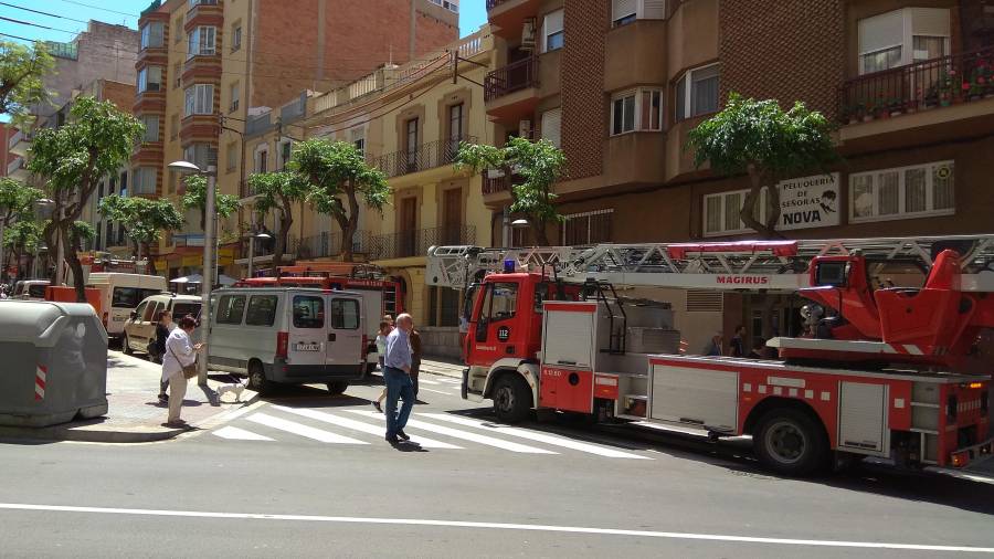 Los vehículos de bomberos, hoy en la calle Reding. Foto: Àngel Juanpere