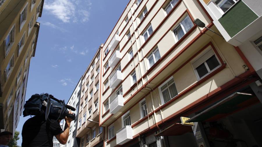 Un cámara graba imágenes de la fachada del edificio donde ocurrieron los hechos. Foto: EFE.