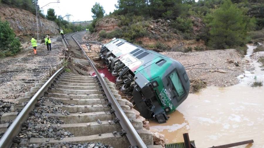 Un comboi de mercaderies va descarrilar a la zona de Juneda i la via va quedar completament destrossada. Foto: DT